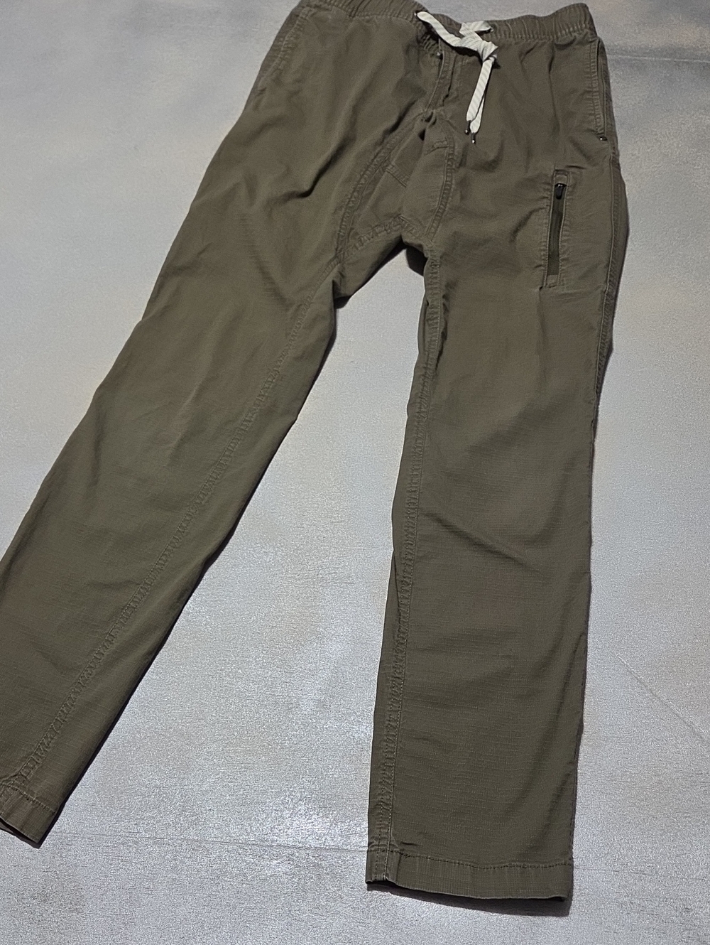 Vuori Olive Green Cargo Drawstring Pants NWOTS. CRISP RIP TAG